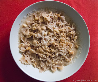 Pasta de boletus i nous amb fons de ceba confitada al cava