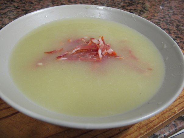 Sopa de ceba, porro i cardamomo, acompanyat de llom embutxat